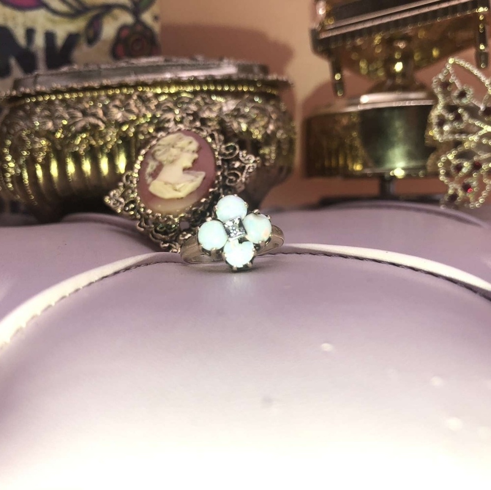 10 Kt Natural opal a d diamond ring